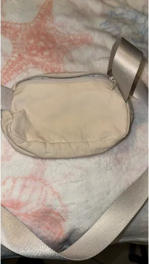 Lululemon Everywhere Belt Bag off white thumbnail 2