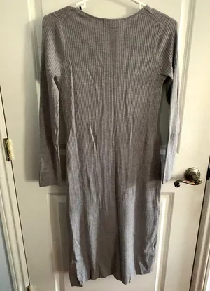 Uniqlo Merino Wool Blend Fitted V-Neck Long-Sleeve Dress in Gray thumbnail 8
