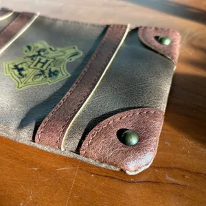 Harry Potter Hogwarts Crest Trunk Style Wristlet Pouch Brown Faux Leather‎ Bag thumbnail 3