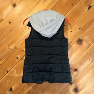 Arizona jeans company black puffer vest with gray hoodie layer thumbnail 4