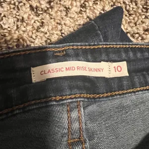 Levi's Classic Mid Rise Skinny Jeans Dark Wash Denim‎ Women's Size 10 thumbnail 2