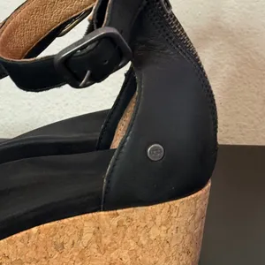 UGG Black Leather Wedge Sandals Womens 8.5 Zoe II Cork Ankle Strap 1102674 thumbnail 4