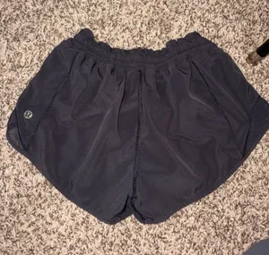 Lululemon Shorts Hotty Hot 2.5" Black thumbnail 1