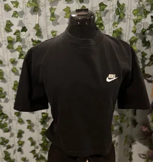 Nike Black  crop top thumbnail 2