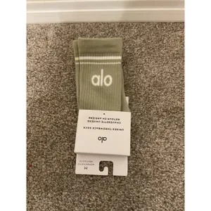 NWT Alo Yoga Unisex Throwback Socks Limestone White Crew Socks, M thumbnail 2