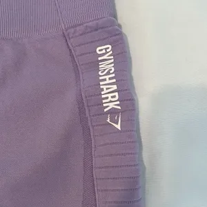 Gymshark szS lavender high waisted leggings w/cutouts & derrière stitching EUC thumbnail 3