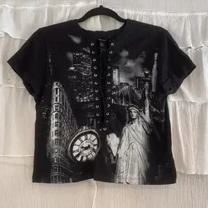 ✨ Forever 21 Lace Up New York City Crop Tee Shirt✨ thumbnail 2