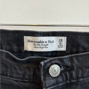 Abercrombie & Fitch The 90's Straight Ultra High Rise Distressed Black Jeans 6L thumbnail 6