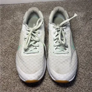 Nike Women’s Renew sneakers Women’s 6 Mint and White running thumbnail 3