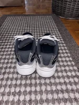 Women’s Nike Sneakers thumbnail 4