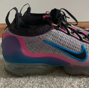 Nike Women’s  Air Vapormaxes 2022 thumbnail 7