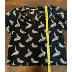 Loft‎ Women's black v neck blouse with feathers size large thumbnail 4