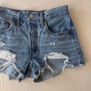 Levi's 501 High Rise Cutoff Denim Shorts Womens 25 Blue Distressed Raw Hem‎ thumbnail 3