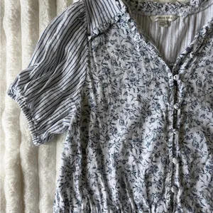 American Eagle Light Blue Floral & Stripe Short-Sleeve Peasant Top thumbnail 3