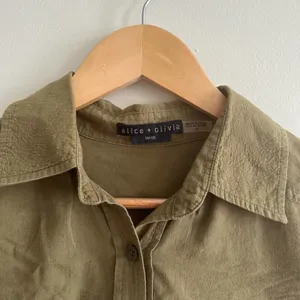 Alice + Olivia Base Olive Green Button Down Shirt Size Medium thumbnail 2