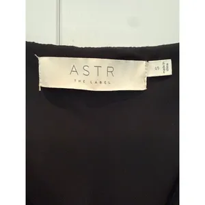 ASTR‎ The Label Black Cowl Neck Sleeveless Ruched Mini Dress thumbnail 2
