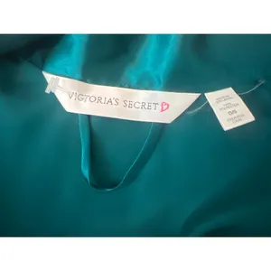 VINTAGE Victoria’s Secret Satin Green Robe short SZ O/S Attached Belt thumbnail 5