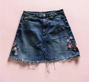 Express Floral Embroidered‎ Denim Mini Skirt Dark Wash Raw Hem Size 4 thumbnail 1