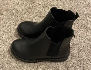 black boots Size 6.5 thumbnail 1