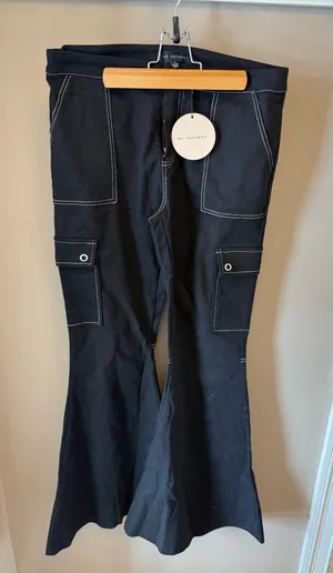 NO VACANCY Women's Black Flared Cargo Pants Contrast Stitching Pockets thumbnail 1