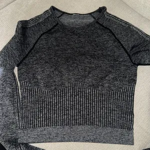 Fabletics workout crop top thumbnail 1