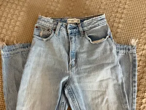 Abercrombie Jeans High-Rise Mom thumbnail 1