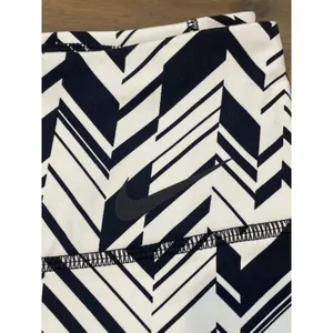 Nike Dri‑Fit Size L Black & White Print Capri Leggings thumbnail 3