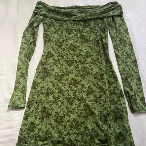 Urban Outfitters Green Off-Shoulder Bodycon Dress thumbnail 6