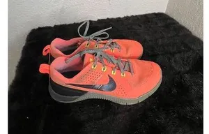 Nike Womens Metcon FlyWire 813101-800 Orange Running Shoes Sneakers Size 7.5 thumbnail 1
