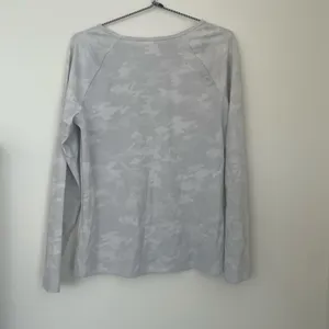 Spanx Sz L Swim Shirt Top Rash Guard UPF 50 Gray Camo Crew Neck Long Sleeve thumbnail 2
