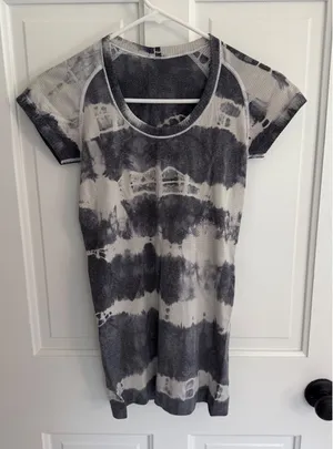 Lululemon Swiftly Tech Short Sleeve Tie Dye Gray‎ White Top Size 4 thumbnail 1