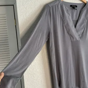 White House | Black Market Gray Blouse V Neck Medium Long Sleeve Minimalist Rayon Office Capsule thumbnail 3
