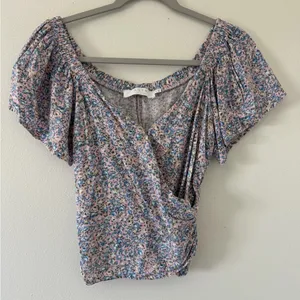 Revolve ASTR the Label Flutter Sleeve Pink and Blue Floral Wrap Blouse women’s medium thumbnail 4