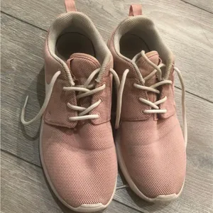 Nike Roshe One Women's Shoe Size 7 , pink thumbnail 3