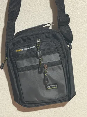 Stylish and elegant handbag in good condition. Perfect for everyday use, work, shopping, or going out. Spacious enough to carry your essentials and easy to match with different outfits. Please check the photos for the exact condition and details. thumbnail 4