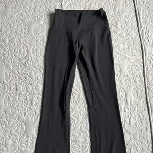 Lululemon mini chic flares size 4 thumbnail 2