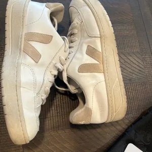 Veja V-12 Leather Sneakers in Extra-White/Sable 7 women thumbnail 7