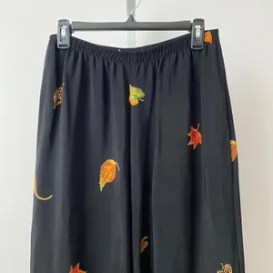 VTG‎ Boho Earth Colors Autumn Leaf Print Fringe Hem Wide Leg Pants L Black thumbnail 2