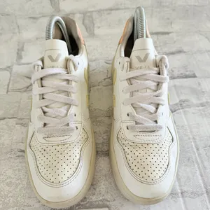 Veja V10 CWL White Sun Peach Trainers Vegan Leather Eco Friendly Lace Up Sz 6 thumbnail 4