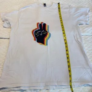 FLAWED Jojo Rabbit Hand art Peace sign T Shirt Size Medium Gildan Cotton thumbnail 7