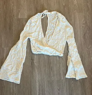 Bell Sleeve Crop Top Size M thumbnail 3