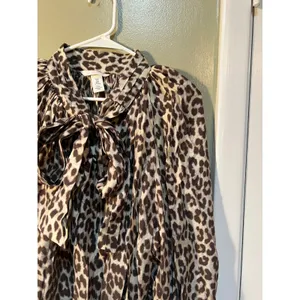 H&M Women's Size Medium Tie-Neck Blouse Light Beige Leopard Print Long Sleeve thumbnail 6