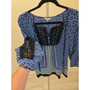 Crown & Ivy Large Blue Geometric Boho Peasant Top Lace Trim Tunic Womens L thumbnail 3