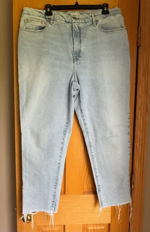 Good American The Weekender Straight Leg Raw Hem Jeans Light Wash Size 14/32 thumbnail 1