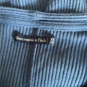 Abercrombie & Fitch Ribbed Button Down V-Neck Top XS Blue thumbnail 3