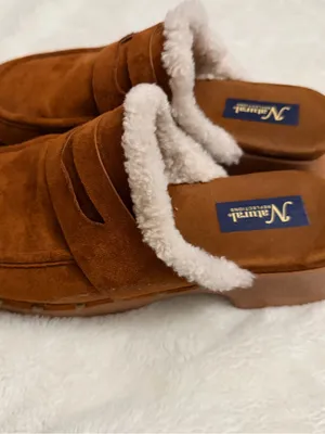 Natural Reflections Chestnut Suede Shearling-Lined Womens Mule Clogs thumbnail 3