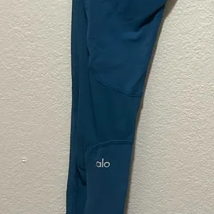 Alo Yoga Coast Leggings Blue Size Small Mesh Stirrup Athleisure Yoga Pilates thumbnail 7