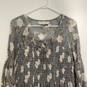 AMERICAN EAGLE Smocked Floral Blouse Blue Cream Ivory Long Sleeve Boho Peplum XS thumbnail 5