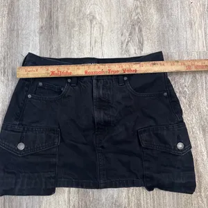 Denim Forum Aritzia The 90s Mid-Rise Cargo Mini Skirt Washed Black Size 26 thumbnail 6