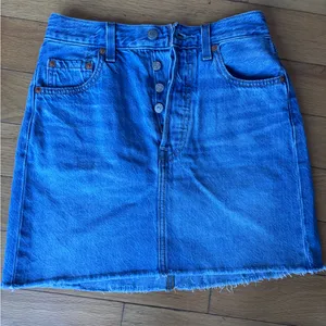 Levi’s Ribcage Denim Button-Front Skirt Medium Wash thumbnail 3